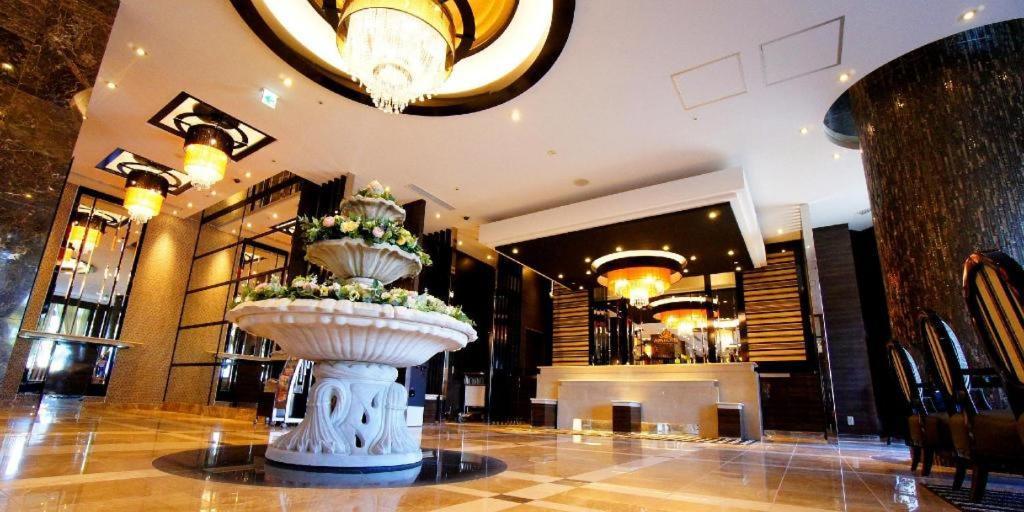 Apa Hotel Chiba Inzaimakinohara-Ekimae Narita Bagian luar foto